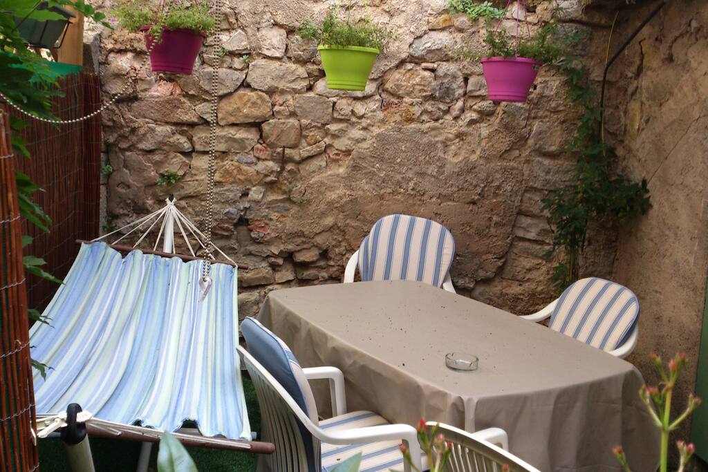 terrasse extérieure avec coin repas et barbecue (rez de chaussée)