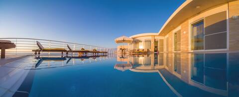 Villa Watersedge-Beachfront villa with privatepool