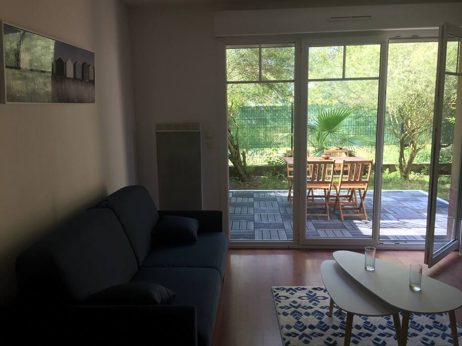 Salon avec vue sur terrasse