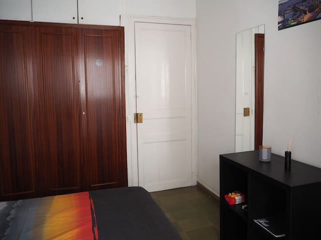Habitación amplia cerca de gracia  con armario