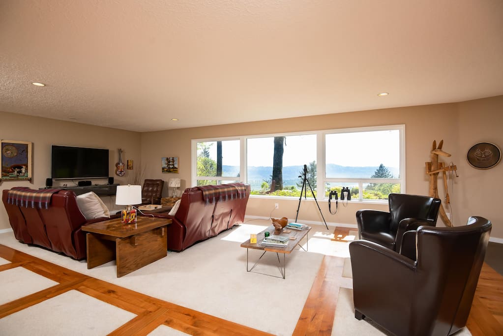 Spectacular view from the living room. Use our binoculars to watch eagles, osprey, and hawks fish and hunt in the Columbia Gorge.
