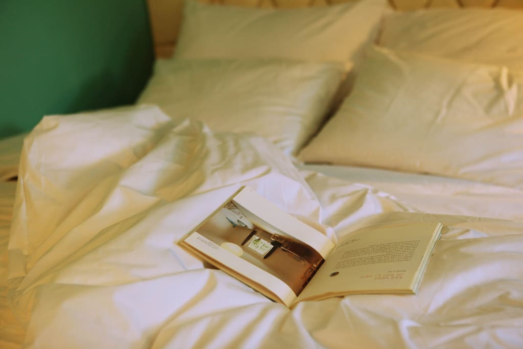 white hotel bedding