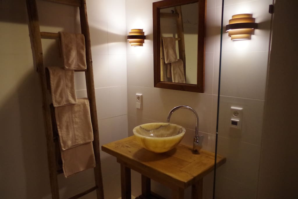 Badkamer met inloopdouche en spa