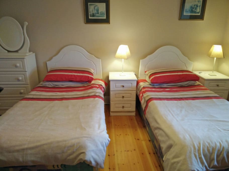 Bedroom - twin beds with bedside lockers