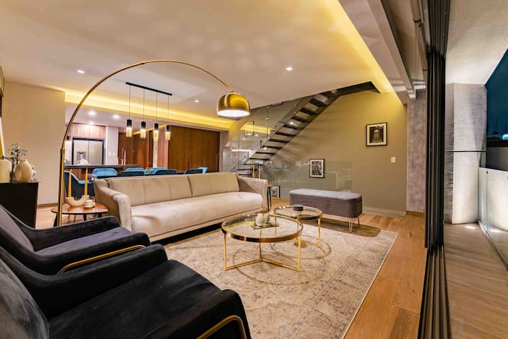 Stylish 3-Level PH, Private Rooftop & City Views