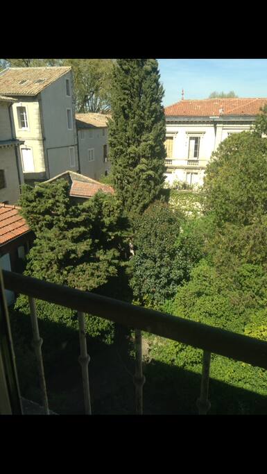 La vue de l'appartement aux jardin