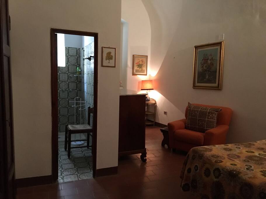 Camera da letto e vista del bagno