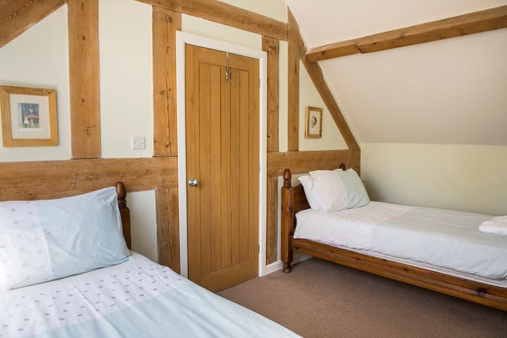 Dormitorio con dos camas de dos casas de campo Búho