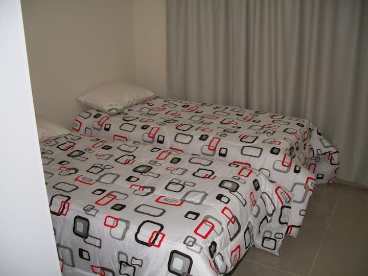 slaapkamer met 2 eenpersoonsbedden