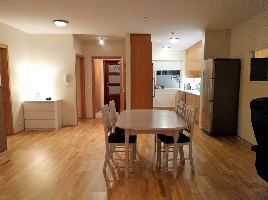 Overview of entrance kitchen and dinning area