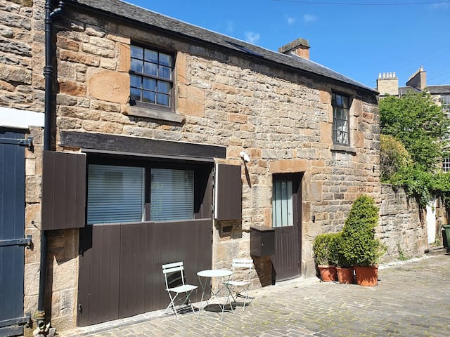 Idyllic Mews House in the Heart of the New Town