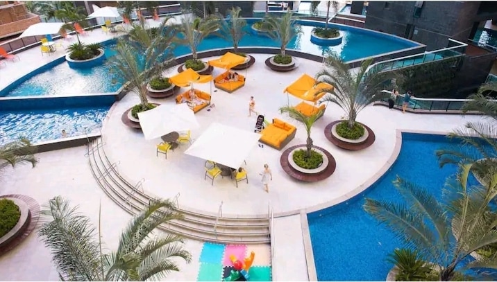 Foto do anúncio de Cond. na Beira Mar, piscinas incríveis e garagem em Beira Mar, Fortaleza