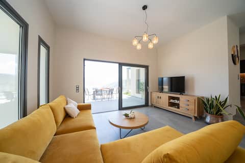 Popular Airbnb listing: Villa Magic Hill_infinity pool with amazing views in Δήμος Σάμης