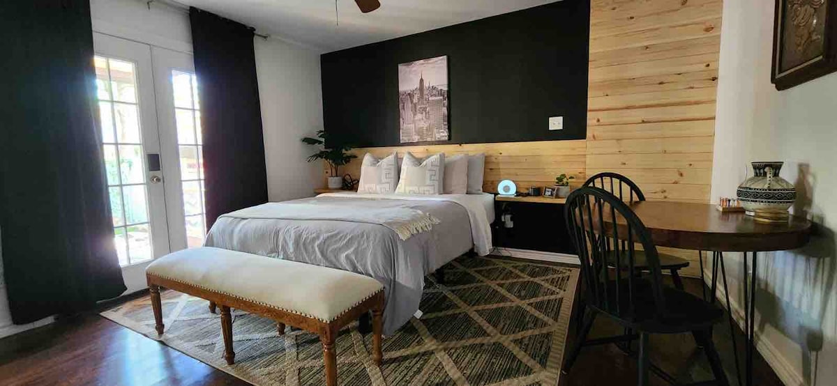 Dhoma është ngjitur me shtëpinë, por nuk ka qasje në shtëpi, dhoma ka hyrjen e vet dhe hyrjen me vetëshërbim. 