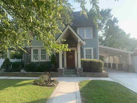 Spacious Carroll Manor:  5beds/2 bath home.