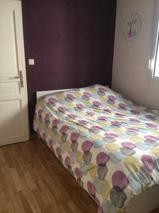 Chambre avec un lit confortable de 2 places