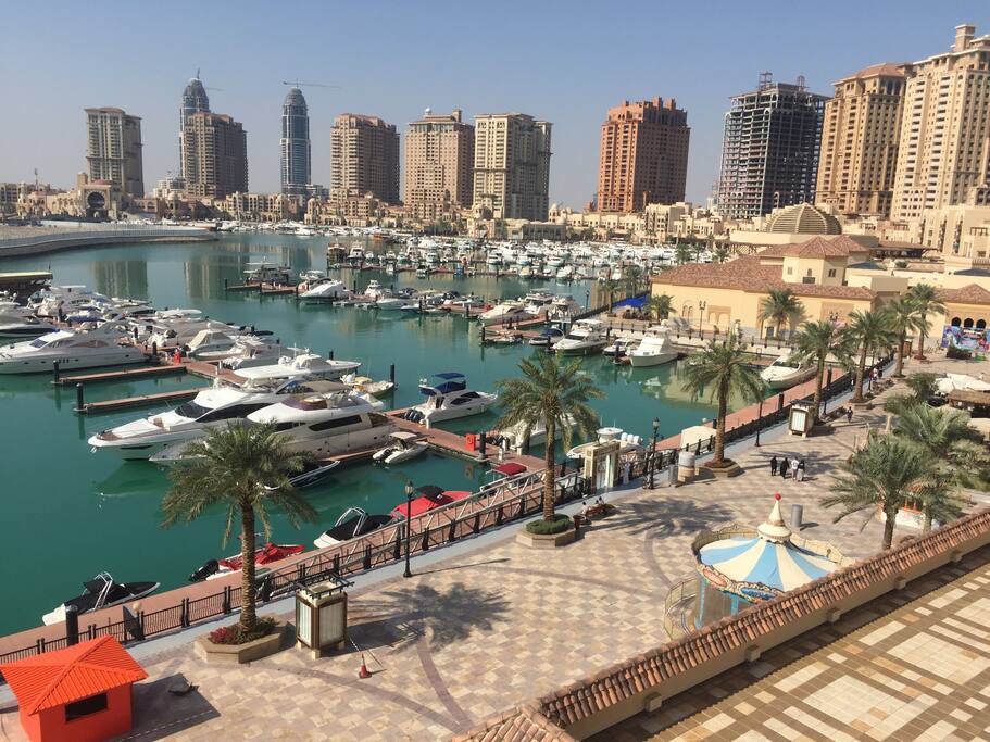 Restaurants located right below the unit. Italian, Turkish, Indian, Lebanese, Burger restaurants within 2 minutes walk. A lot more on the boarwalk..