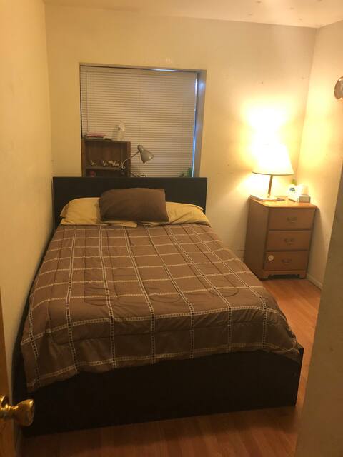 Nice Quiet Room near Downtown Henderson.