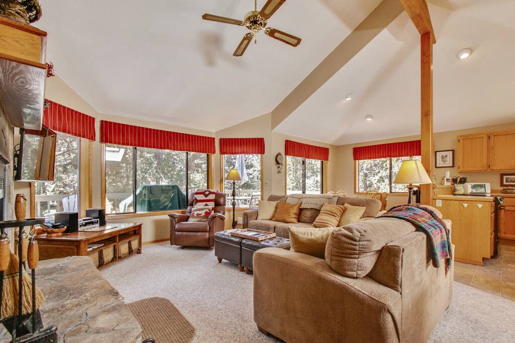 Couch,Furniture,Bedroom,Indoors,Room