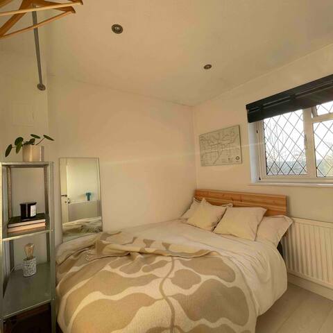 Modern double bedroom 10 mins to Elstree Studios