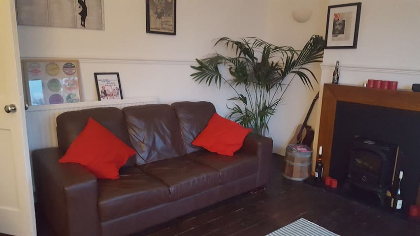 Westend 2 bedroom flat, free parking/wifi/cable!