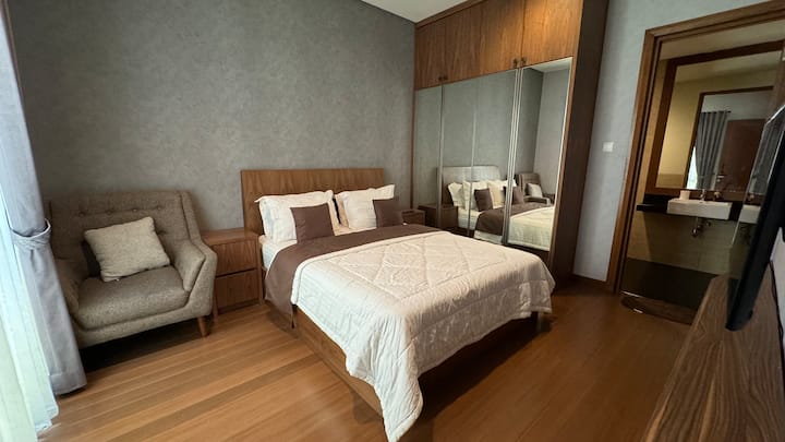 lanjuut有第二个房间！标准双人床，里面有一个卫生间