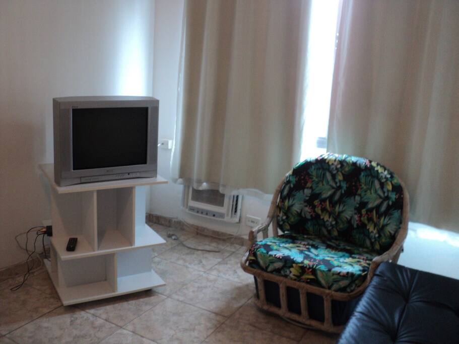 Sala, ar condicionado e TV