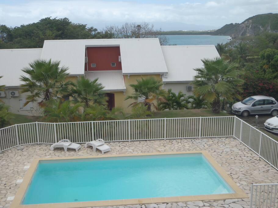 La vue depuis la terrasse, sur la piscine de la résidence et la mer