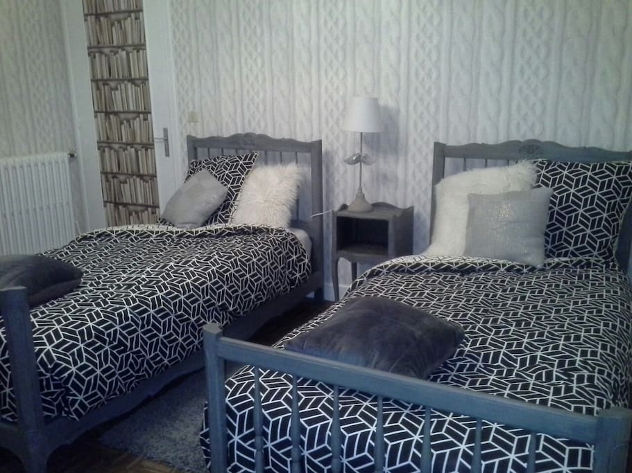 Chambre laine : 2 lits simples, couettes, oreillers