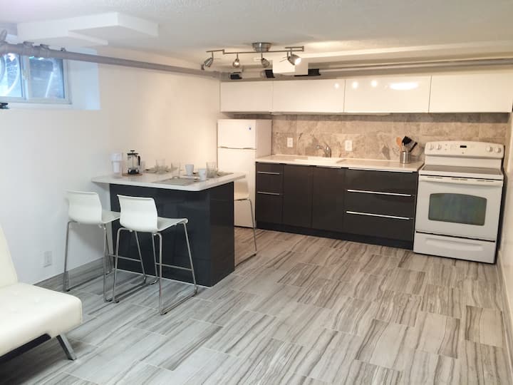Bright, Comfortable Semi Basement Apartment - Long Island
