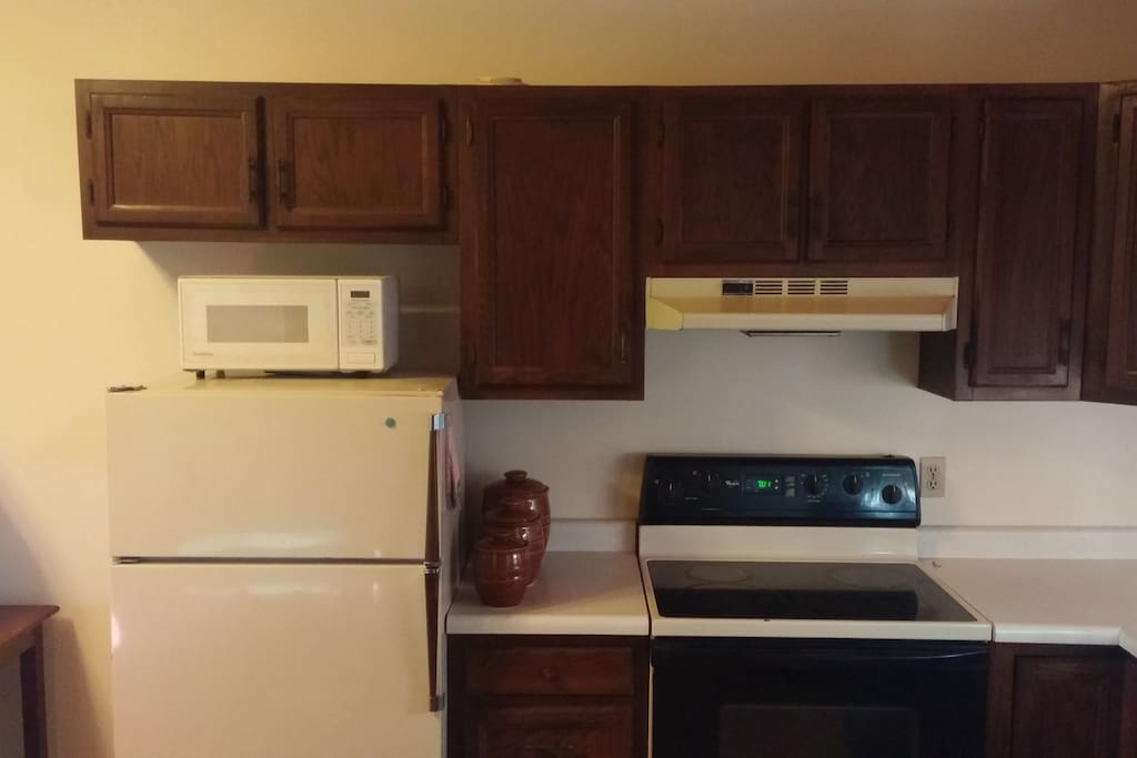 Fully equipped kitchen - w coffee, tea, sugar, eggs, milk, bread, jelly, etc.