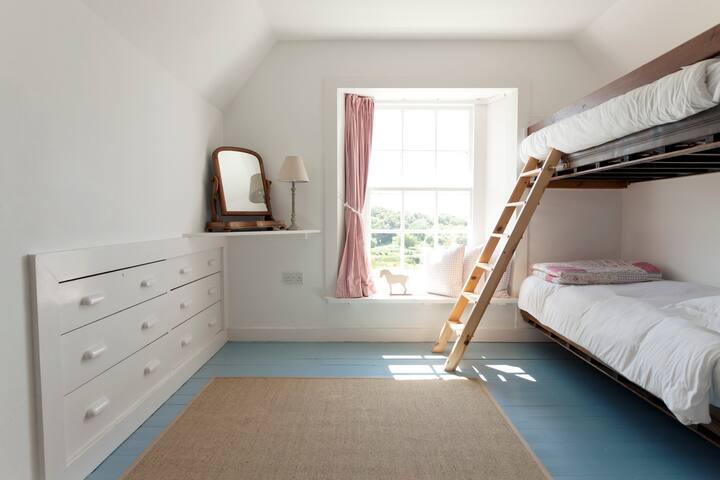 ห้องสองชั้น ‘The Girl's'