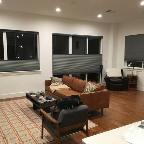 East Austin New Townhouse, perfect for F1 gallery image 3