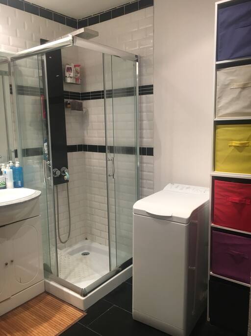 Sale de bain avec lave linge