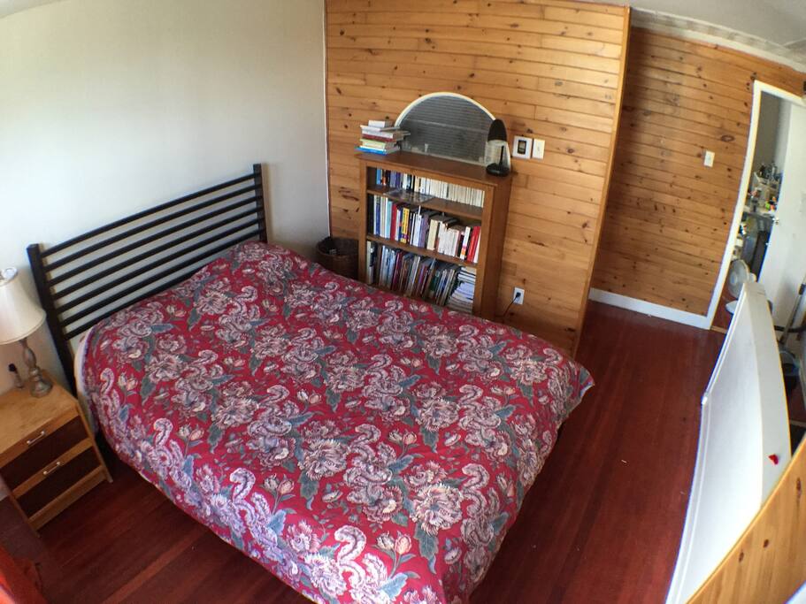 La salle de bain est située entre les deux chambres.