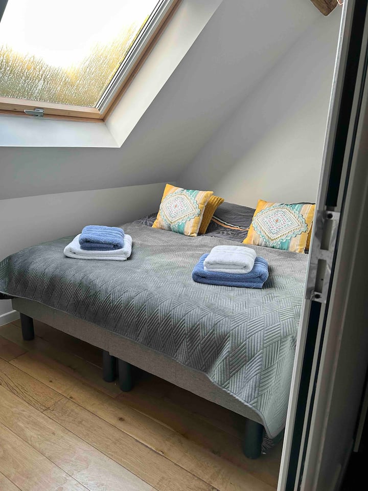 تتكون هذه الغرفة من سرير*160 سم