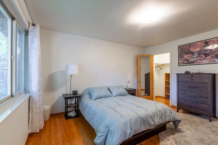 Редуудс Спалня/Главен апартамент предлага дрешник, заедно с плъзгащ се вътрешен гардероб на входа на стаята.