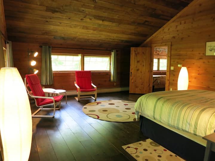 קומה שנייה - חדר שינה ראשי עם תקרת קתדרלה