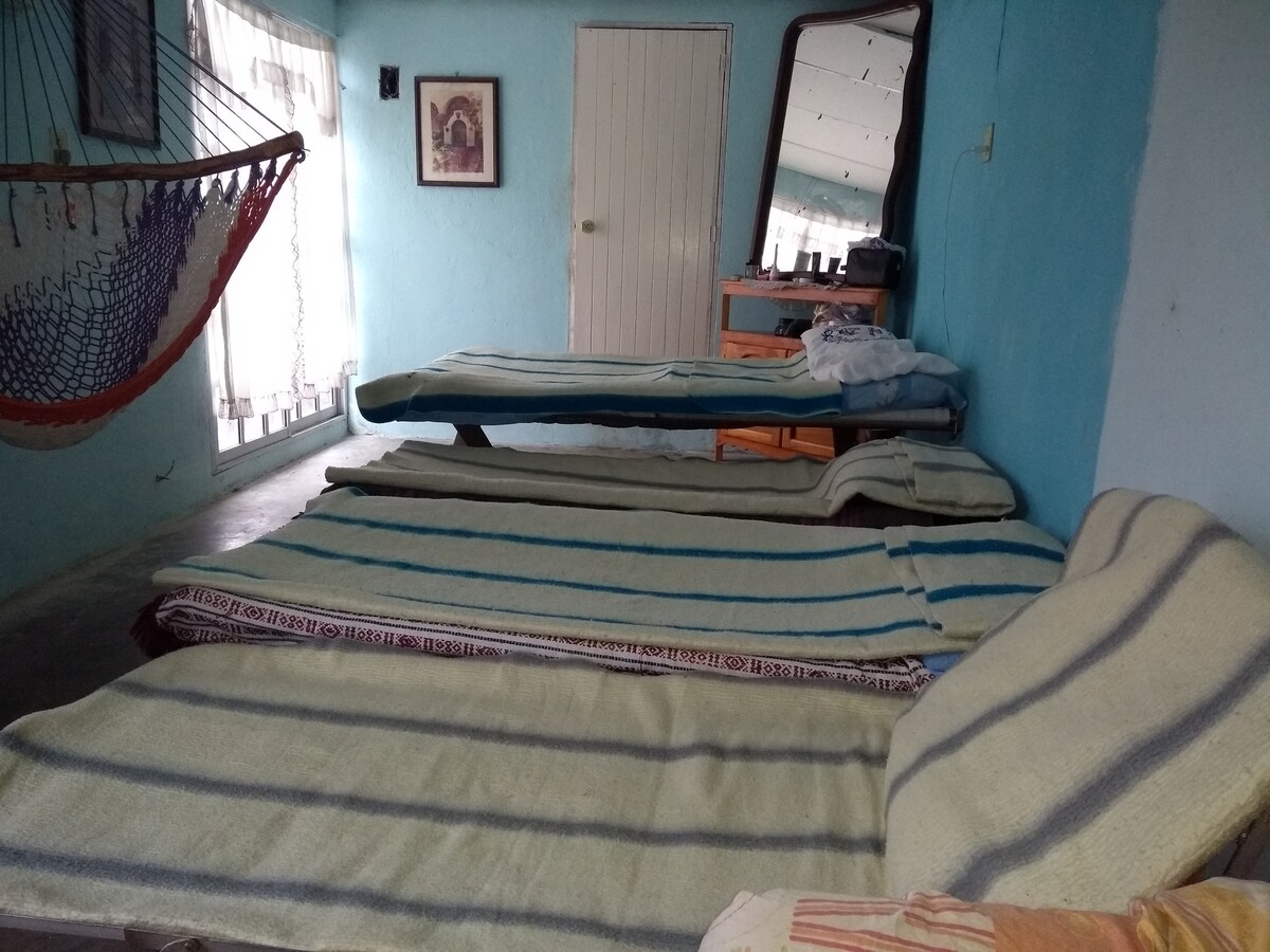 Poznámka: Keďže ide o koncept zrubu, nie sú tu žiadne tradičné postele. K dispozícii je 1 detská postieľka typická pre manželský región a 3 samostatné kempingové detské postieľky a plná izba.