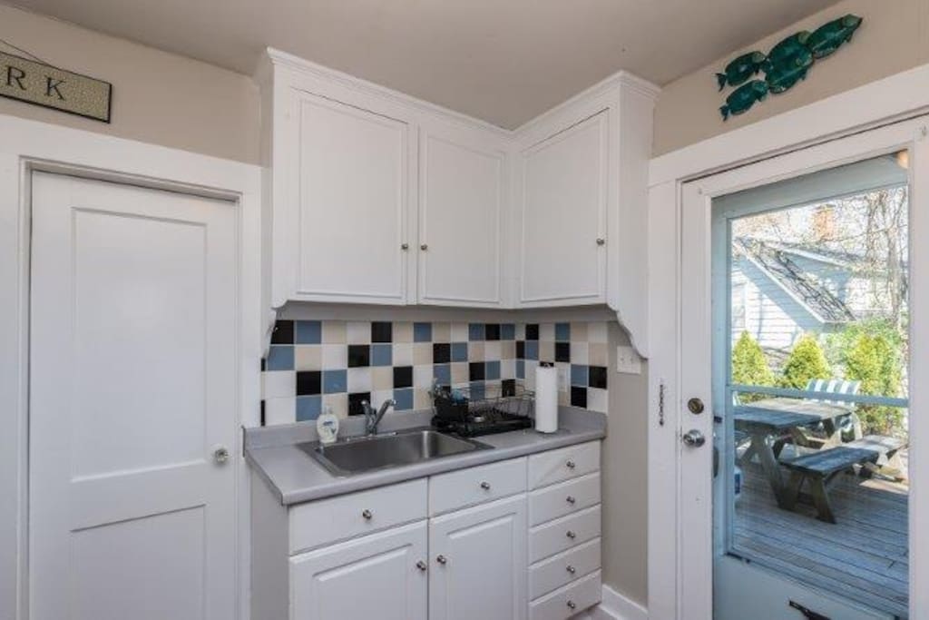 Small but updated kitchen. (no dish washer)