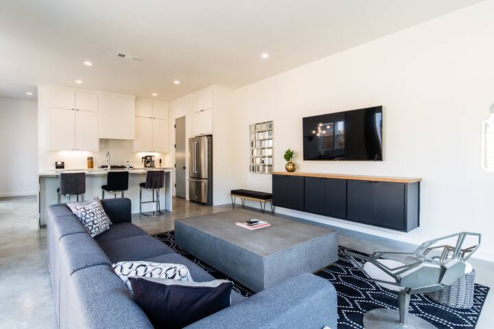 ☞Sleeps 16👈🏻Smart TVs in all Rooms | Keyless Entry gallery image 4