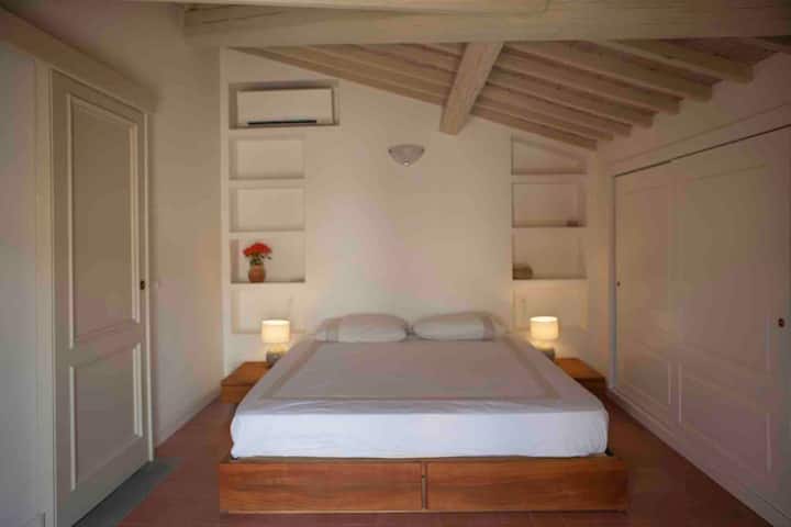 ห้องนอนแรกฟูกนอนขนาดคิงไซส์เครื่องปรับอากาศ เงียบมากมองไปที่ borhetto ของ Settignano 