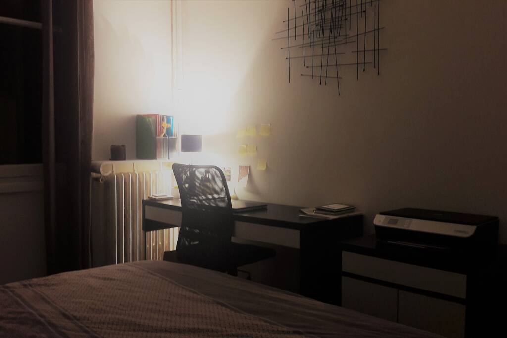 Bureau situé dans la chambre