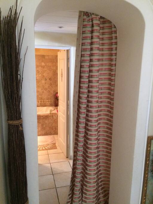 entrée de votre espace privé :
à gauche la chambre, en face la salle de bain, à droite arrière cuisine.