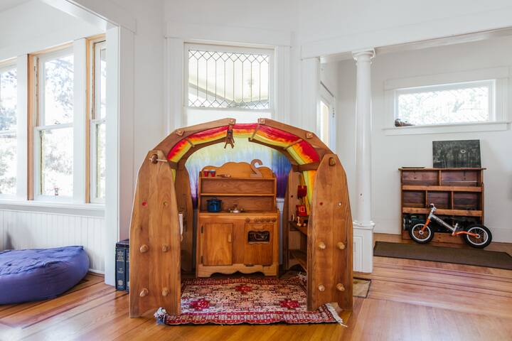 Sunny 3 BR Piedmont Ave Home gallery image 3