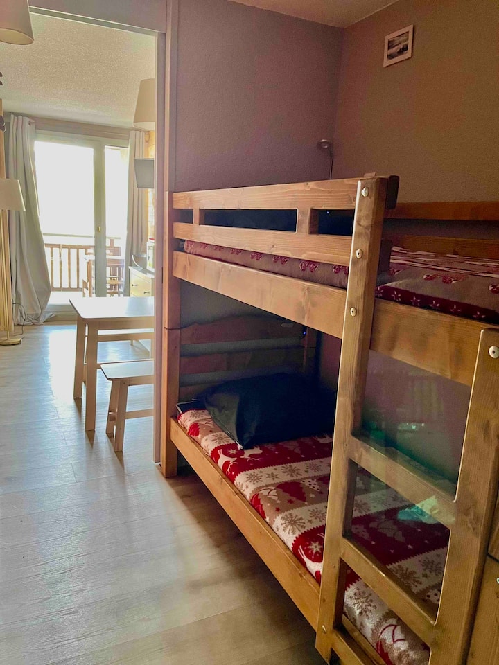 The mountain corner with bunk beds each with its own bedside lamp 