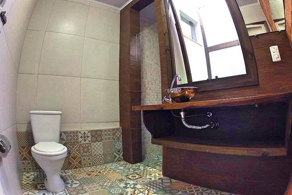 banheiro grande e confortável