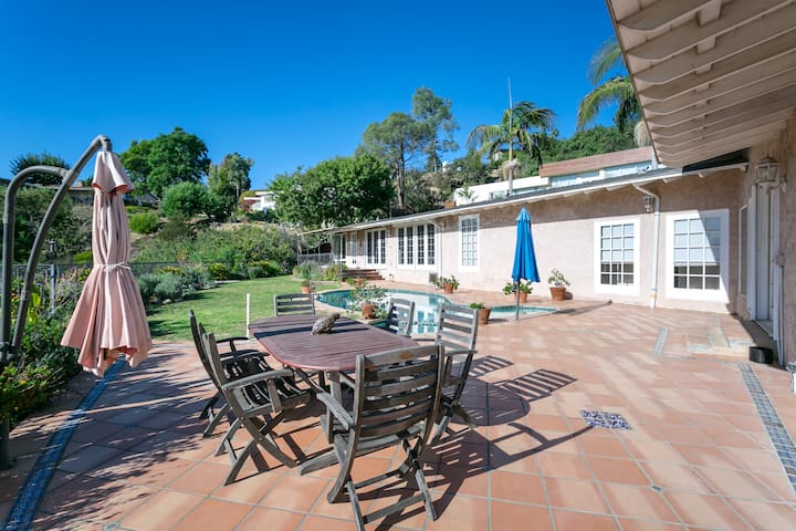 Beverly Hills View Estate – 3 BED 3.5 BA Pool Home gallery image 2