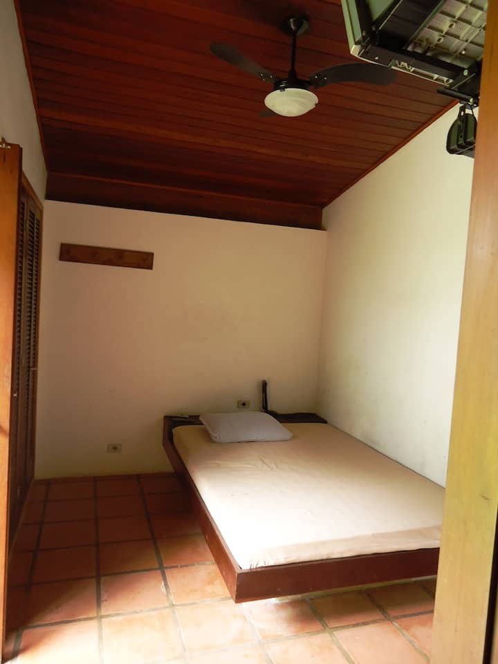 חדר סוויטה זוגית עם טלוויזיה חכמה בכבלים וגישה לאינטרנט אלחוטי בפס רחב מעולה 