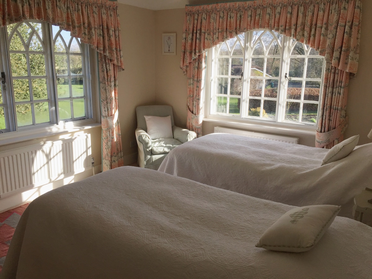 Стая с 2 единични легла с изглед към градината